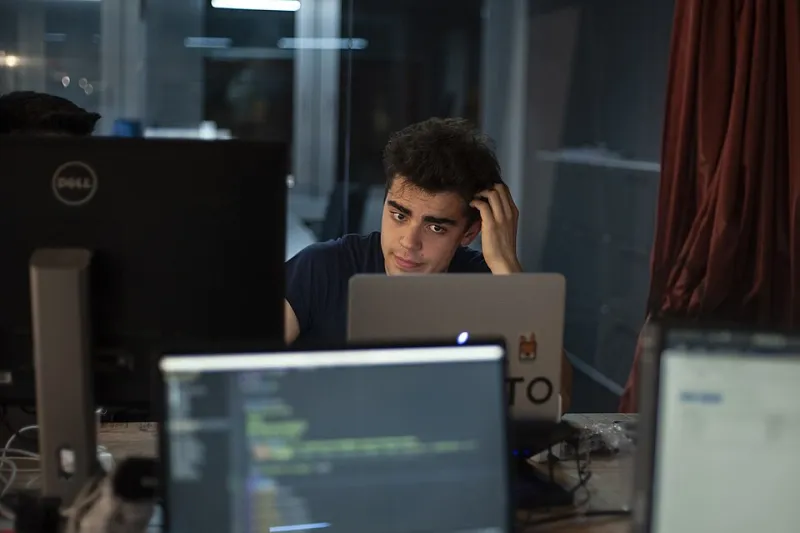 Non Solo Caffè e Codice: Come gli Hackathon Europei sono Diventati i Salotti Culturali della Nuova Generazione