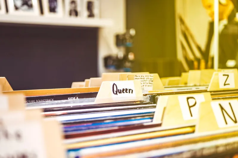 Le Voci ai Margini: Come le Macchine Stanno Riscoprendo la Musica che l'Europa Ha Quasi Dimenticato